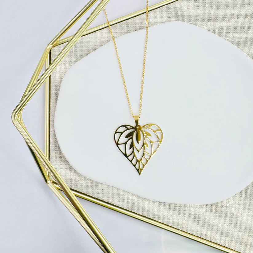 Collar dorado con dije de corazón calado - The Perfect Gift