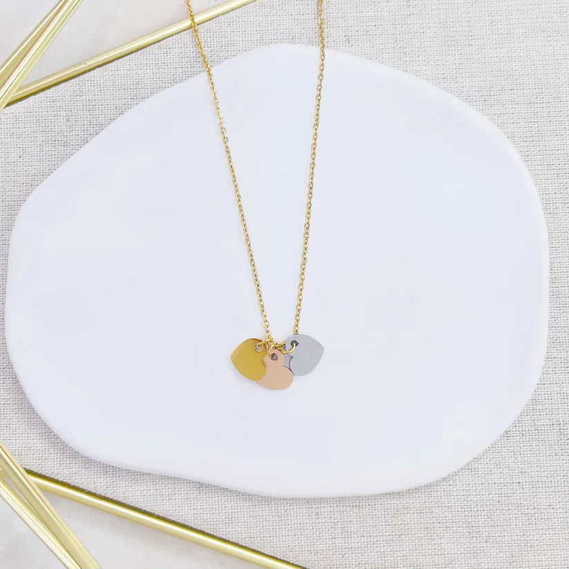 Collar con dijes de corazón tricolor - The Perfect Gift