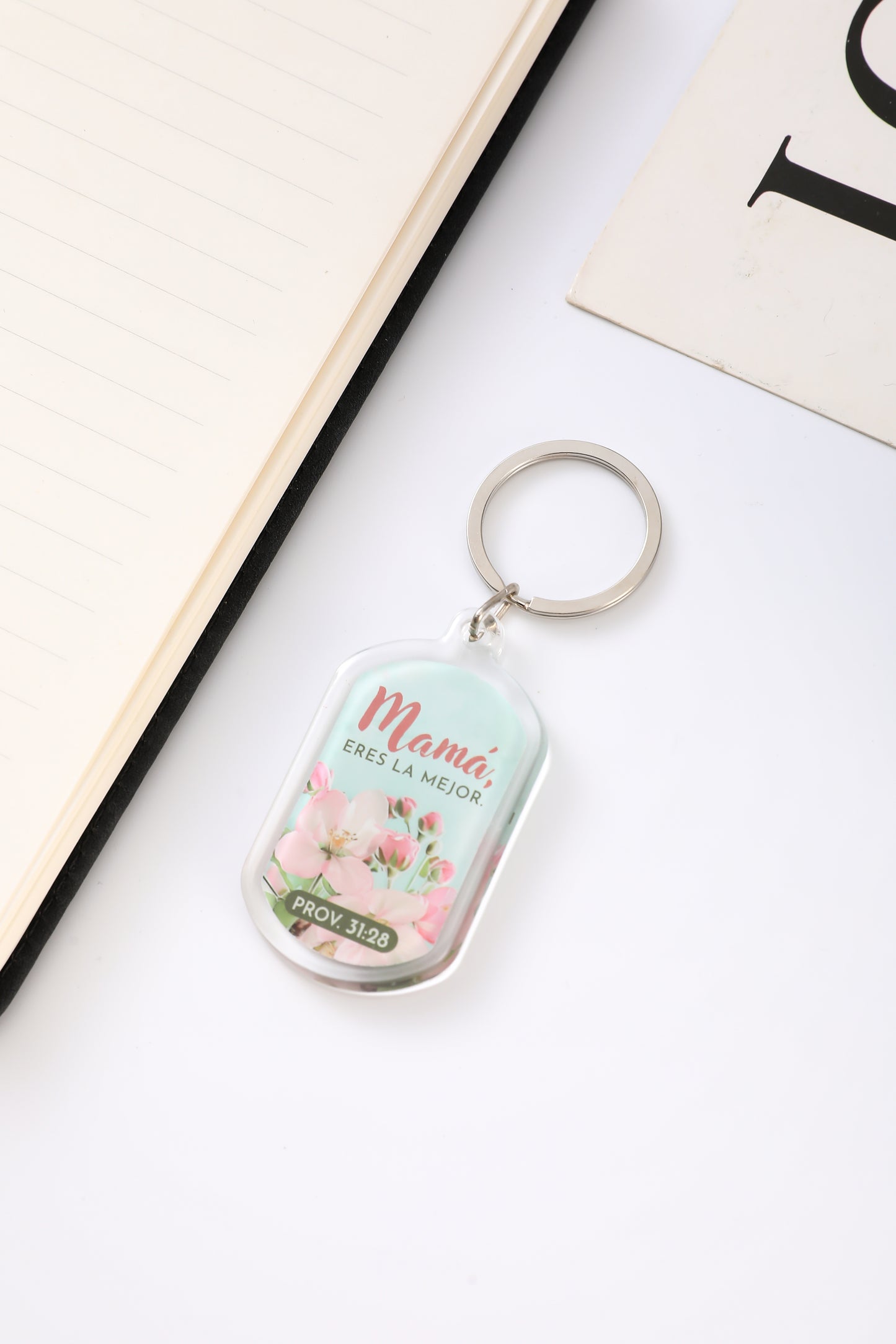 Mamá - Prov 31:28 - Llavero Acrílico - The Perfect Gift