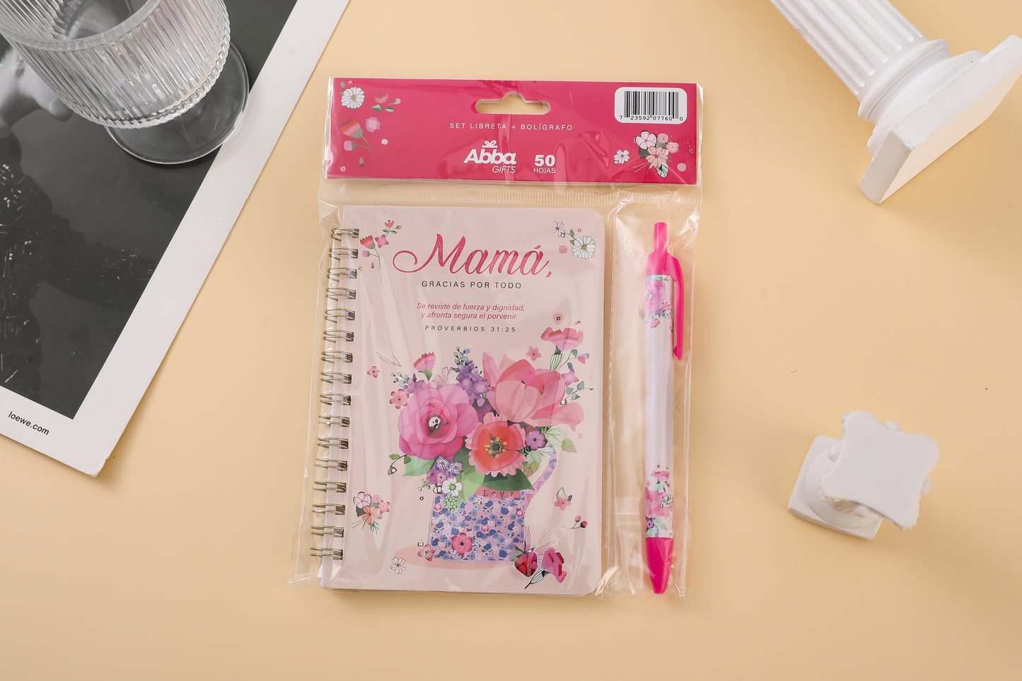 Mamá, Se reviste de fuerza y dignidad... Prov: 31:25 | Set Libreta Anillada y Bolígrafo - The Perfect Gift