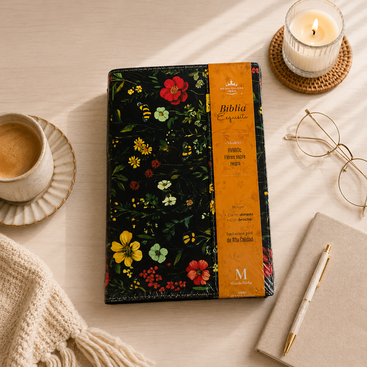 Biblia Exquisita Tamaño Manual con Broche y Asa. Flores sobre Negro - The Perfect Gift
