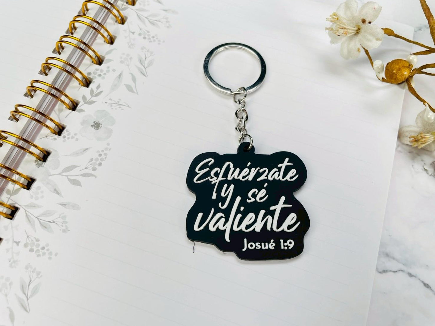 Llavero Caucho | Esfuerzate y Se Valiente - The Perfect Gift