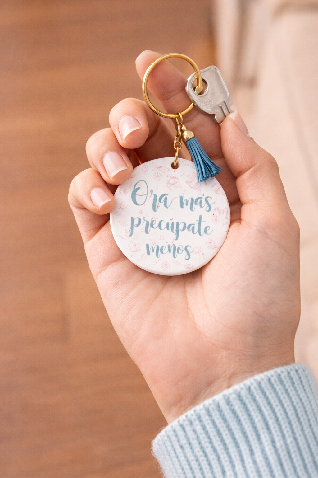 Llavero Acrilico con Tassel - Ora Mas Preocupate Menos - The Perfect Gift