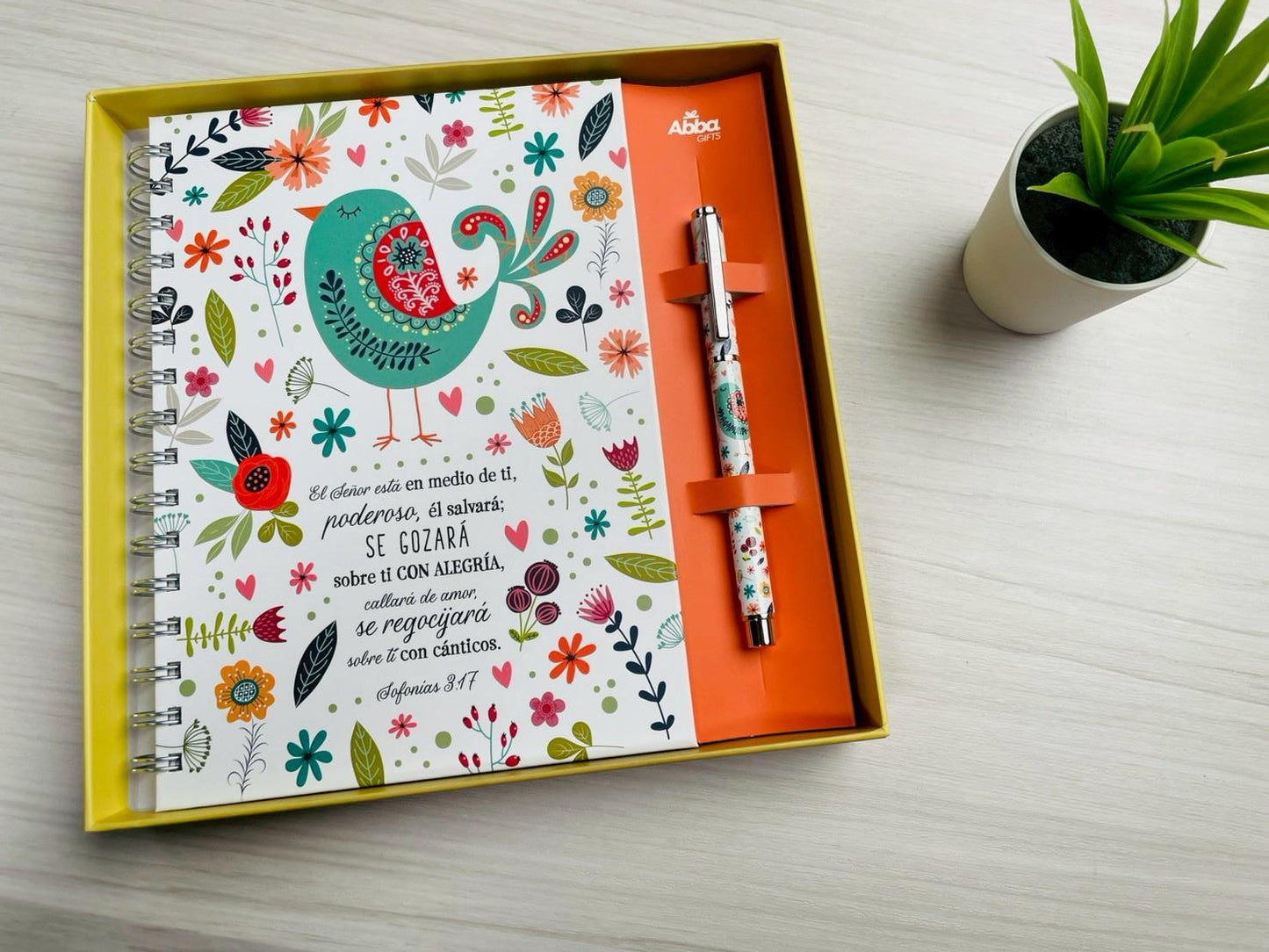 Set Libreta y Bolígrafo | El Señor esta en medio de ti | Sofonias 3:17 - The Perfect Gift