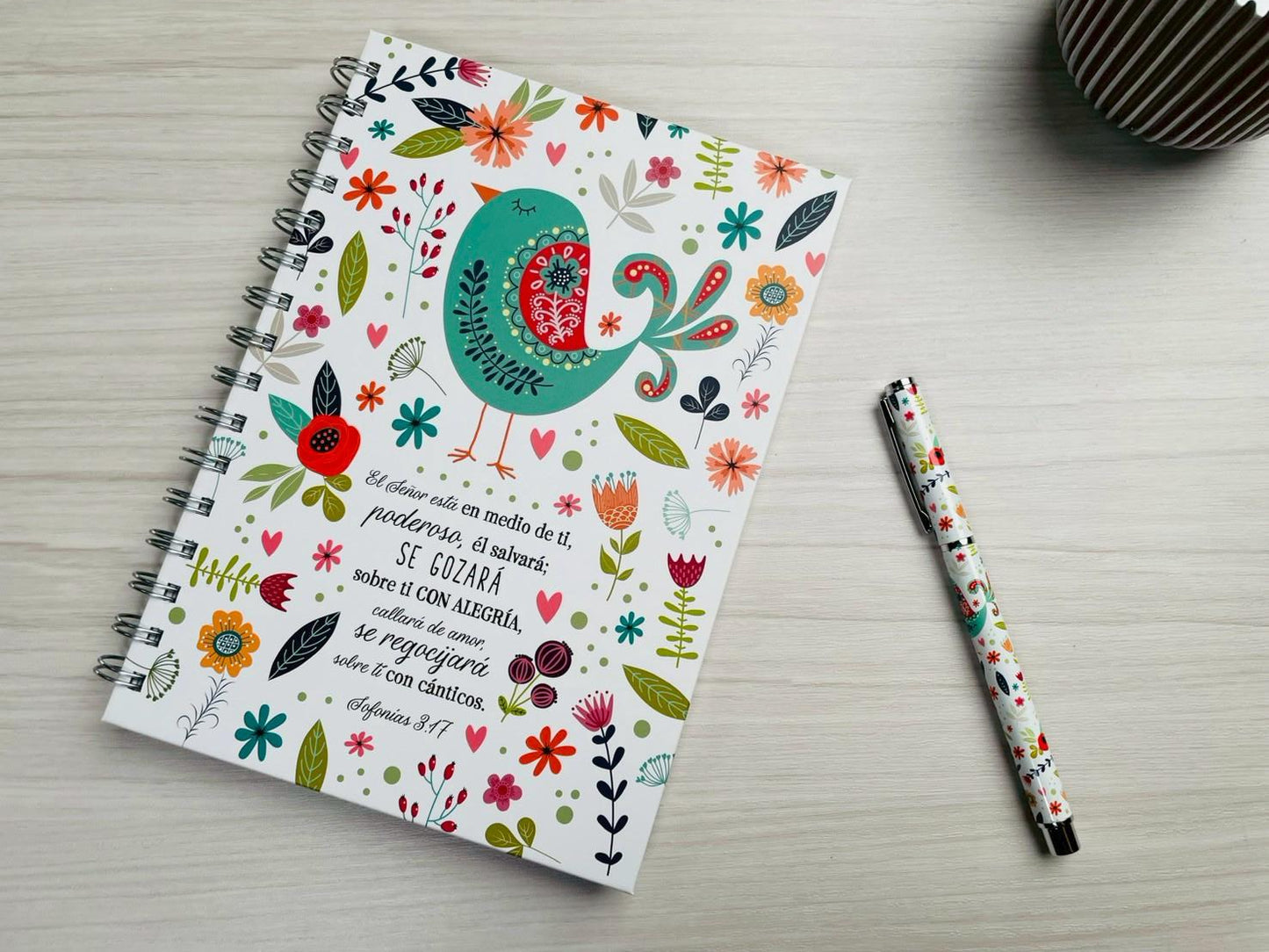 Set Libreta y Bolígrafo | El Señor esta en medio de ti | Sofonias 3:17 - The Perfect Gift