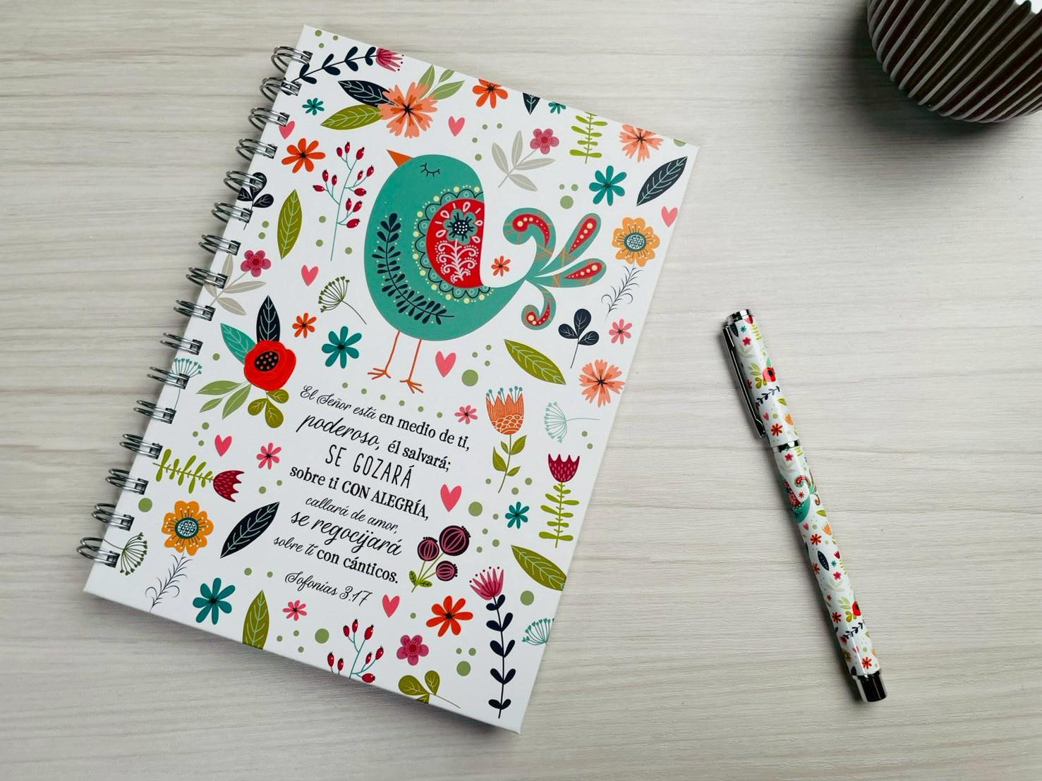 Set Libreta y Bolígrafo | El Señor esta en medio de ti | Sofonias 3:17 - The Perfect Gift