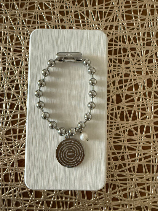 Pulsera de esferas Plateadas con dije grabado y perla - The Perfect Gift