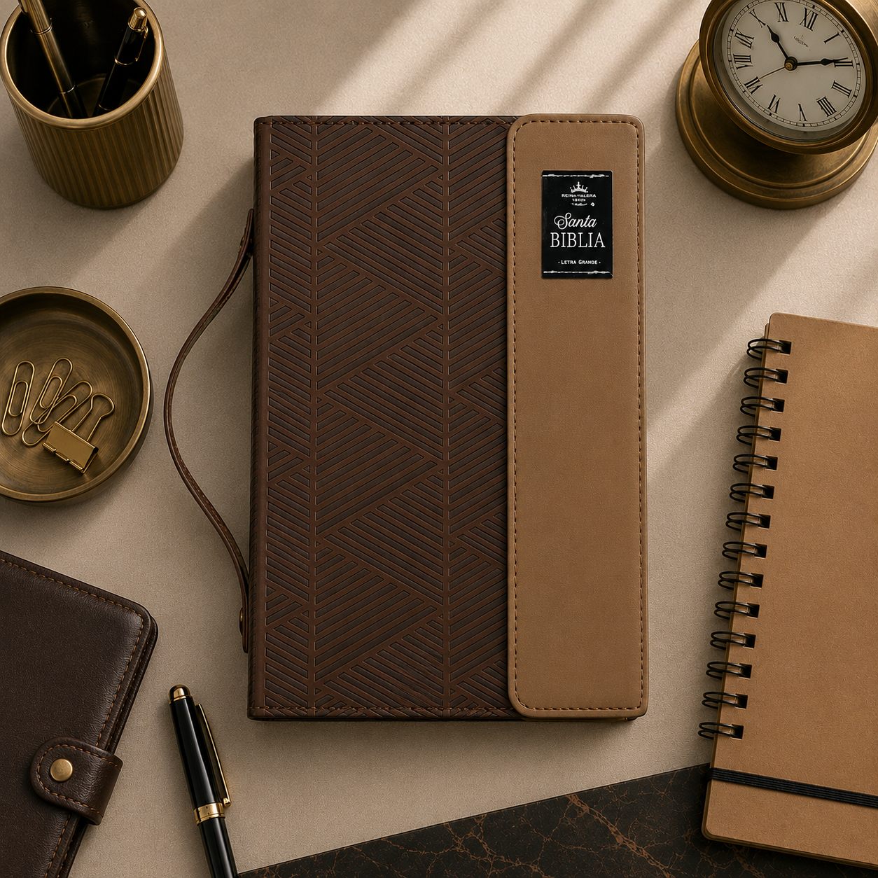 Biblia Exquisita Tamaño Manual con Broche y Asa. Cafe/Cafe Geometrico - The Perfect Gift