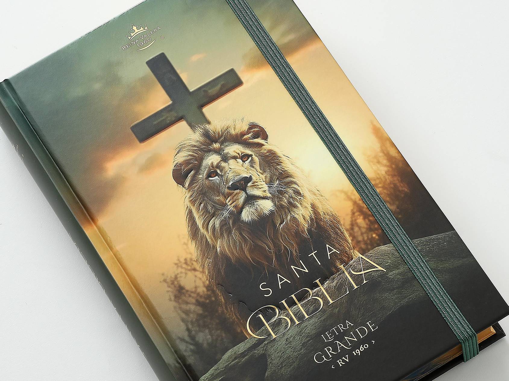 Biblia RVR60 Tamaño manual Letra Grande Tapa dura con elástico: León y cruz - The Perfect Gift