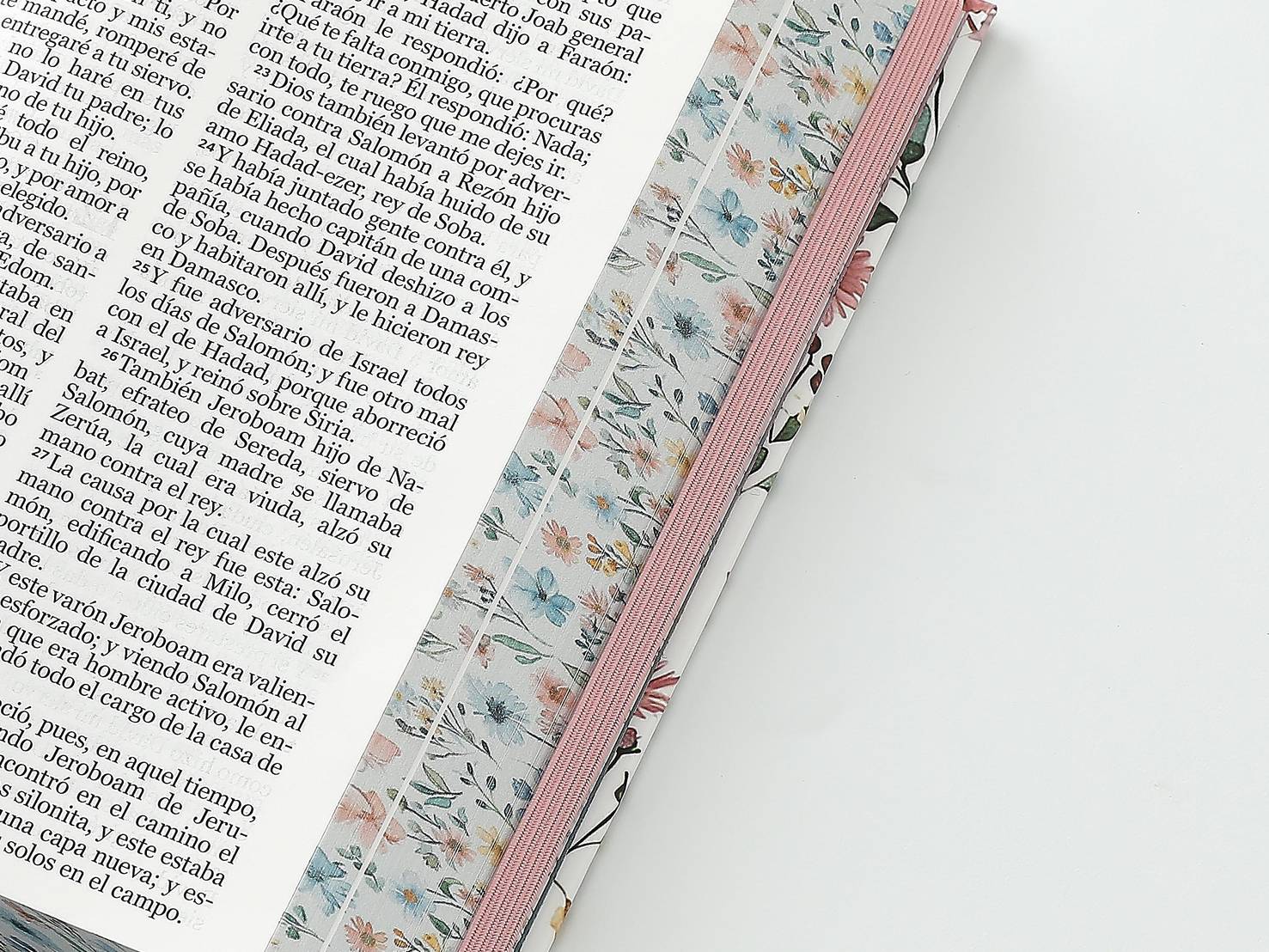 Biblia RVR60 Tamaño manual Letra Grande Tapa dura con elástico: Primavera Blanca - The Perfect Gift
