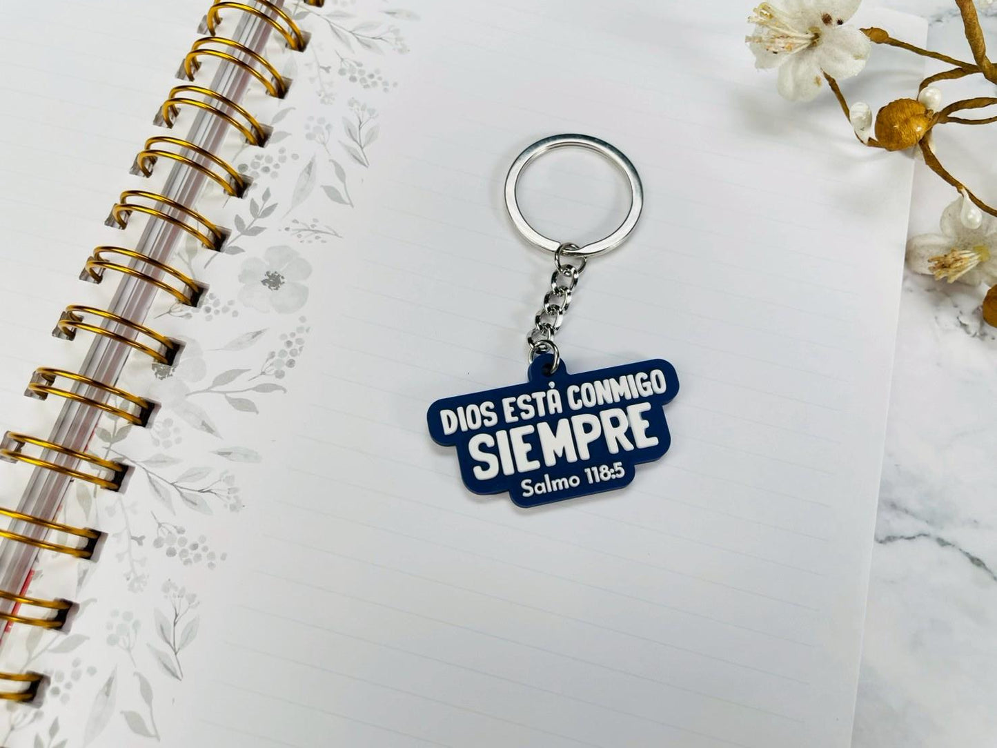 Llavero Caucho | Dios esta Conmigo Siempre - The Perfect Gift