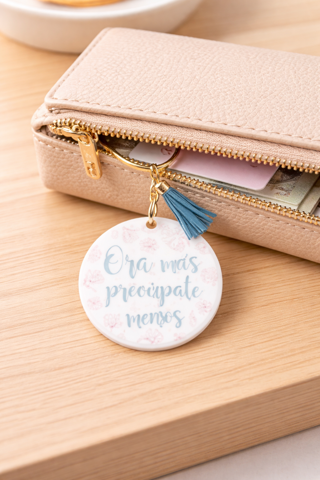 Llavero Acrilico con Tassel - Ora Mas Preocupate Menos - The Perfect Gift
