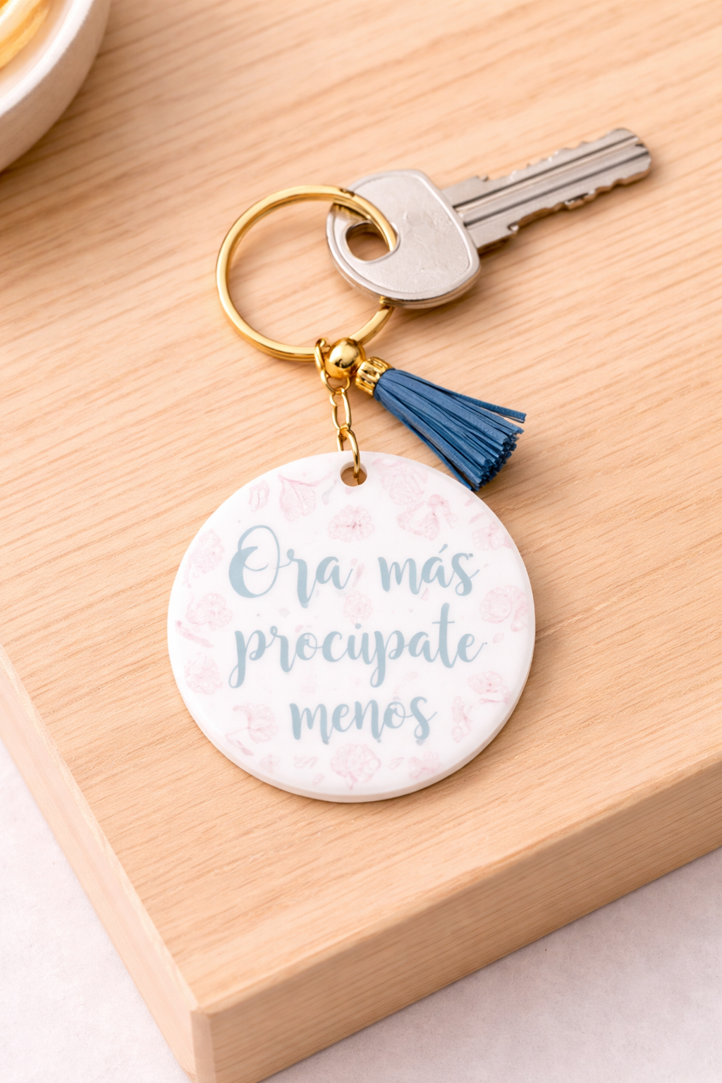 Llavero Acrilico con Tassel - Ora Mas Preocupate Menos - The Perfect Gift