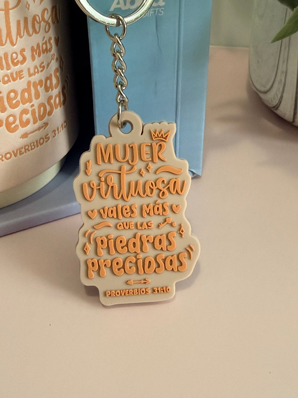 Pack Taza 14 Oz + llavero de caucho. Mujer Virtuosa - The Perfect Gift