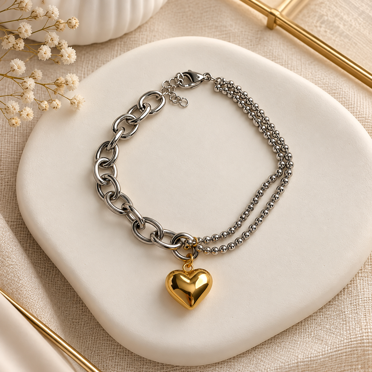Pulsera Plateada con Dije de Corazón Dorado